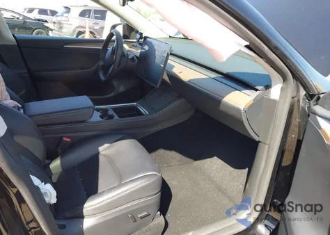 2024 Tesla Model Y Long Range Dual Motor All-Wheel Drive z USA, uszkodzony, nr VIN 7SAYGDEE0RF078242